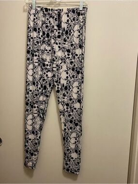 Womens Leggings S to M Black & White Skull Skulls Goth Waist 28” 30” 32” NWT